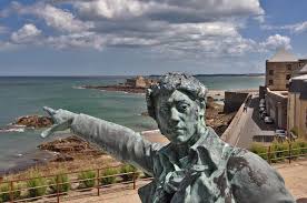 Visite Panoramique Sur Les Remparts De Saint Malo Walking Pedestrian Saint Malo Saint Malo Bay Of Mont Saint Michel Touris Saint Malo St Malo La Tour