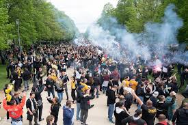 Er freut sich auf eine besonders spannende 2. Dynamo Dresden Kehrt Zuruck In Die Zweite 2 Fussball Bundesliga Der Spiegel