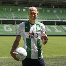 Он играет на позиции правый вингер. Groningen Robben Hofft Auf 2021