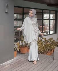 Trend baju batik kombinasi satin, lace ataupun katun saat ini, mampu menyita perhatian para wanita. 10 Ide Dress Kondangan Berbahan Satin Mewah Bisa Dibuat Minim Budget