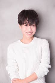 アッシュブラウン ダークブラウン 栗色 マロン関連のショートヘアです ジェンダーフリーなヘアスタイルですソフトな 苅上げで女の子でもツーブロックスタイルが楽しめますチョット長めの前髪が子供っぽくなりすぎずに大人女子にもオススメ メニューはカット ヘア