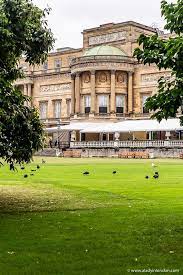 Buckingham Palace Summer Tour A Guide To Touring The Palace Buckingham Palace Gardens Buckingham Palace Palace Garden