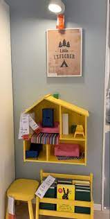 فكرة بسيطه ومساحه لا تتعد المتر خاصه بالطفل كمكتبه للقراءة ومكان للعب room ikea decor