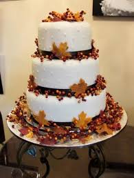 Weiss Braun Blatter Deko Herbst Hochzeit Torte Herbstliche Hochzeitstorte Herbst Kuchen Mehrstockige Hochzeitstorten