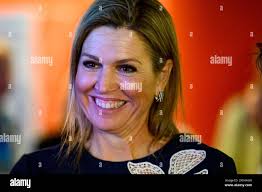 Queen speaks to house hi-res stock photography and images