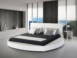 The apartment is composed of 1 separate bedroom, a living room, a fully equipped kitchen with a fridge and stovetop, and 1 bathroom. Letto Matrimoniale Rotondo In Pelle Bianca 180x200cm Laval Beliani It