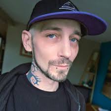 Heyyyyy! ^__^ 36 from Shropshire, looking for new friends, really.  Alternative, definitely a plus ^.^