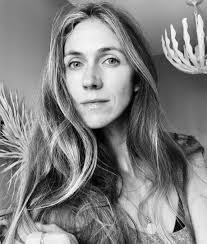 Laura Roebuck's Instagram, Twitter & Facebook