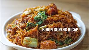 Akhir sekali masukkan telur, taugeh dan daun sawi. Resepi Bihun Goreng Kicap