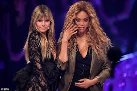 Staffel von 'germany's next topmodel' kämpfen nachwuchsmodels wieder um den titel. Heidi Klum Smizes With Tyra Banks On Stage At Germany S Next Topmodel Live