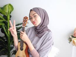 Berpakaian seksi dan pinggang dirangkul erat seorang lelaki ia jelas menampakkan emma berada dalam pelukan jejaka yang kini. Berdasarkan Survei Cowok Paling Suka Dengan 4 Gaya Berhijab Ini Girls Facetofeet Com