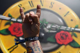 Axl rose (born william bruce rose, jr.; Guns N Roses Comeback Damonen Der Vergangenheit