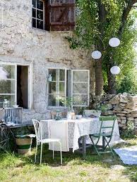 Come Arredare Un Giardino In Stile Shabby Chic Le Idee Per La Primavera Nel 2020 Arredamento Giardino Shabby Idee Per Patio All Aperto