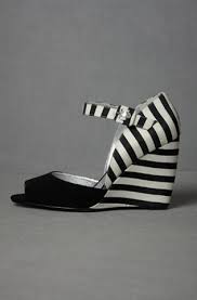Black And White Striped Shoes Graphic Striped Wedges Via Bhldn Zwart Wit Zwart Zwart Wit Foto S