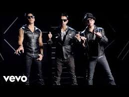 The pair performed a variety of their songs starting with andas en mi cabeza, followed by me voy enamorando and their biggest hit mi niña bonita. Chino Nacho Popular Songs Popnable