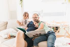 „oma und opa saßen auf dem sofa. der kinderreim scheint ziemlich überholt. 3 Monate Dreifach Mama Der Perfekte Altersabstand Und Das Personlichste Vorlesebuch Von Hurra Helden Youdid