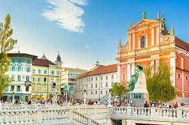 Het stedelijke gebied heeft 310.000 inwoners (2003) en is gelegen aan de rivier de ljubljanica. Ljubljana Petit Bijou De Slovenie Idees Week End Slovenie Routard Com