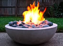 Il Fabrique Un Coin Feu Pour Son Jardin A Partir De Rien Foyers En Beton Diy Foyer Exterieur Jardin En Beton