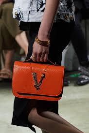 Versace Pret A Porter Printemps Ete 2020 Details Vogue Paris Sac Versace Sac Printemps Sacs A Main Mode