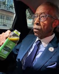 Morning kale juice in the car, headed to 30 Rock. I'm live