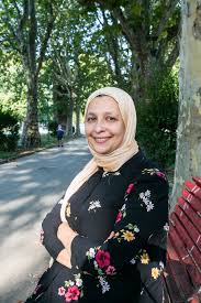 Questo, oltre che essere quanto mai inopportuno in chiesa, è anche mancanza di rispetto verso il marito, a cui, solo, appartiene la moglie (fermo restando che è vero anche il contrario). Italiane E Musulmane Diritti Lotte E Spiritualita