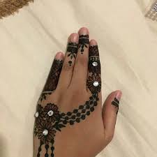 Black And White Henna I Also Do Different Colour Stones And Black Henna White Henna And Also Normal Henna Also Different Colour Glitter White Henna Hand Henna Black Henna