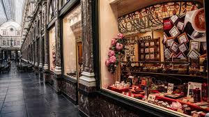 Roušky budou například povinné ve všech pražských obchodech a také vnitřních prostorech, které s nimi funkčně souvisí a jsou v nich zákazníci. V Belgii Se Otevrely Obchody Nizozemi Zavedlo Rousky Uvnitr Vlada Je Drive Nedoporucovala Eurozpravy Cz