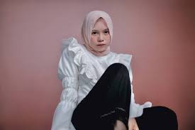 Berbagai radio news bulletin pendek dalam bahasa indonesia yang dikemas dengan gaya dan agenda menarik untuk pendengar muda. Indonesian Singer Rainych Ran Goes Viral Amid An Online City Pop Renaissance The Japan Times