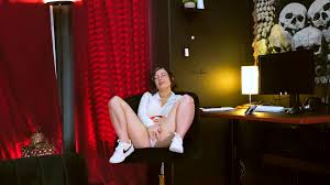 这个顽皮的女学生从用手指插弄她的阴部到用桌子自慰。这个淫荡的女学生用手指插弄她甜美的阴部并爱抚她丰满多汁的乳房。