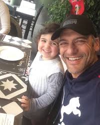 Πρόσφατα, δημοσίευσε μία selfie με τους δύο γιους του, τον 18χρονο μιχαήλ άγγελο και τον 15χρονο άρη, και. Stelios Krhtikos H Monaxokorh Toy Egine Tessarwn Etwn Einai H Megalh Toy Adynamia Kai Toy Moiazei Poly Enimerotiko Gr