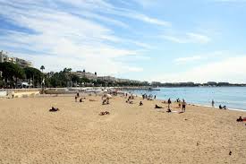 Private ones have plenty of amenities (lockers, sun loungers, waiter service). Affordable Things To Do In Cannes Travel Guide Blushrougette