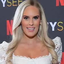 Alexis Parr's Instagram, Twitter & Facebook