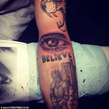 Lourd shared a sweet throwback pic on saturday honoring her mom's birthday, writing. Justin Bieber Keeps His Mom Close As He Gets Tattoo Of Her Eye On His Arm Daily Mail Online