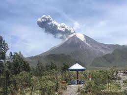Tetapi itu bukan hujan abu. Gunung Merapi Erupsi Sejumlah Wilayah Di Klaten Diselimuti Hujan Abu