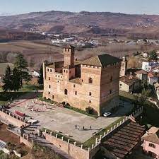 Yüzyıla veya 1350 civarına çeşitli. Castello Di Grinzane Cavour Italy Castle Estate Italy Architecture Medieval Castle