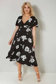 Soyez la plus belle pour aller valser et découvrez la collection de robes de bal et de princesse boohoo pour vos soirées les plus chics ! 10 Robes Mi Longues Grande Taille Qui Ont Du Peps Et Mettent Votre Silhouette En Valeur