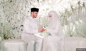 Pendek kata, hidupnya umpama alam fantasi, si puteri dilimpahi kemewahan dan kasih sayang tidak bertepi. Malaysiakini Di Majlis Serba Putih Neelofa Dan Pu Riz Sah Suami Isteri