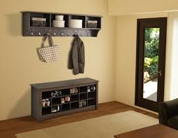 La entrada de tu casa, aunque sea pequeña, no debes descuidar el diseño y su aspecto en general, recuerda que esta será la tarjeta un conjunto de detalles que conforman el estilo de tu casa desde el momento en que se llega a ella. Entradas Y Recibidores Con Encanto 50 Ideas Para Decorar