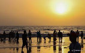 The youngsters use it to play cricket or football. Juhu Beach In Mumbai Charming And Immense Hd Wallpapers Volganga