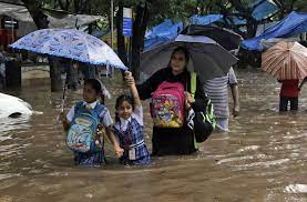 Terremotos, tsunamis, inundaciones, aludes, tormentas, tornados, erupciones volcánicas, etc. Las Peores Inundaciones De La Decada En El Sur De Asia Dejan Mas De 1 400 Muertos Internacional El Pais