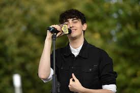 Michele bravi torna in concerto dopo l'incidente dello scorso novembre per quattro date al teatro san babila di milano, esibendosi in un concerto di poco più di un'ora con 14 canzoni in scaletta. Il Ritorno Di Michele Bravi Due Anni Dopo L Incidente Mi Sono Rialzato Grazie A Una Persona Il Mattino It