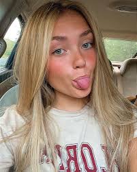 Emma Howe's Instagram, Twitter & Facebook