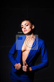 Sexy junge frau trägt blaue jacke über nackten körper zeigt perfekte  fototapete • fototapeten erotical, schöne, Tragen | myloview.de
