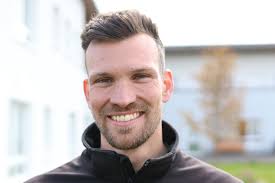 Saftig-grün statt trocken-braun: Experten geben Tipps für die Rasenpflege  im eigenen Garten