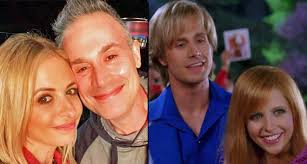 Misschien wisten veel van jullie dit al, maar ik heb net ontdekt dat 'Fred'  en 'Daphne' al sinds 2002 getrouwd zijn! Dat heeft mijn Scooby Doo-hartje  verwarmd. : r/Scoobydoo