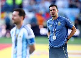HLV Scaloni 'khóc cạn nước mắt', thừa nhận Tây Ban Nha giỏi hơn Argentina