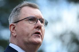 Elimina los controles pos-Brexit el acuerdo para restablecer el gobierno  norirlandés -