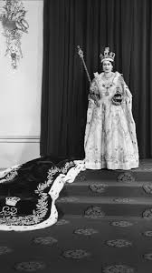 Zudem entstand mit eine königin wird gekrönt ein dokumentarfilm. Was Hat Kates Brautkleid Mit Dem Kronungsmantel Der Queen Zu Tun