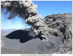 Finalmente, desde la subsecretaría de defensa civil explicaron que se trata de una incandescencia más una leve liberación de cenizas , que son parte de la actividad normal del macizo. Pyroclastic Cone Formed In The Crater Of The Volcano Copahue A Stratovolcano In The Andes On The Border Of Bio Bio Region Chile Volcano Volcanology Landscape
