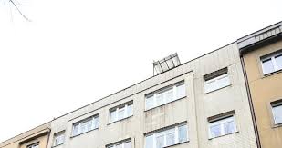 Je spolumajitelem (23,6 %) a předsedou dozorčí rady společnosti rsj. Takhle Bydli Miliardar A Jeho Blizci Janecek Zije V Luxusu Tchyne V Ghettu Blesk Cz